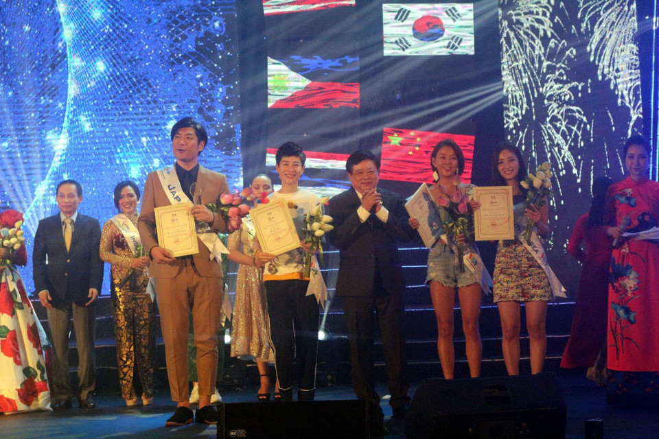 Ông Nguyễn Thế Kỷ, Ủy viên Trung ương Đảng, Tổng giám đốc Đài Tiếng nói Việt Nam trao hoa và kỷ niệm chương cho các khách mời đến từ Hàn Quốc, Trung Quốc, Nhật Bản. (Ảnh: Đức Hiếu/TTXVN)