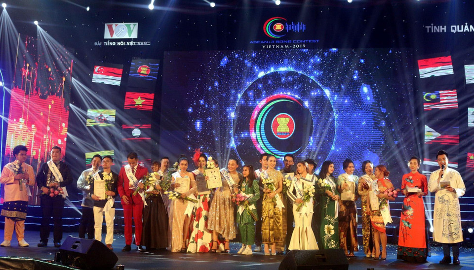 Các thí sinh chung vui với thí sinh Rosario Ninih Chamini Bianis giành giải Nhất đến từ Malaysia. (Ảnh: Đức Hiếu/TTXVN)