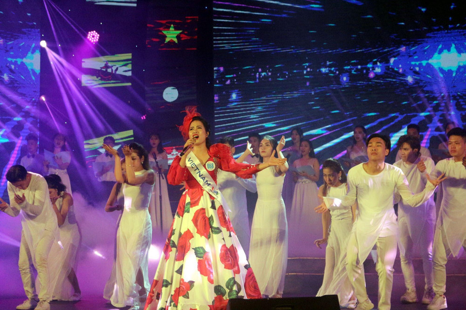 Phần biểu diễn của thí sinh Trần Thị Hồng Nhung (Việt Nam). (Ảnh: Đức Hiếu/TTXVN)