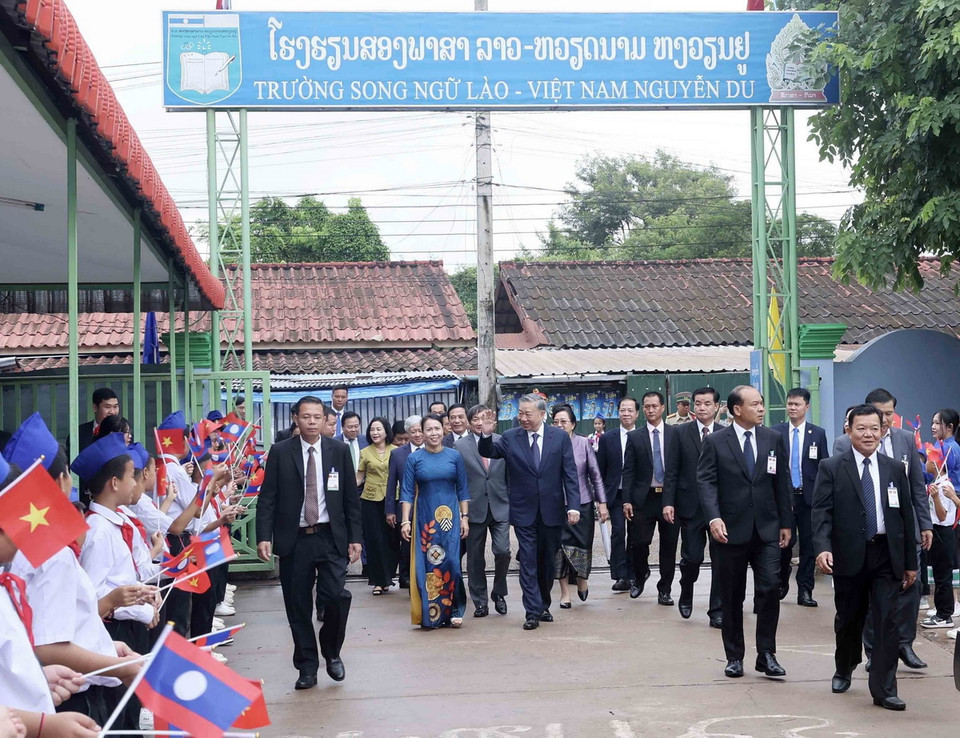 Chủ tịch nước Tô Lâm đến thăm Trường song ngữ Lào-Việt Nam. (Ảnh: Nhan Sáng/TTXVN)