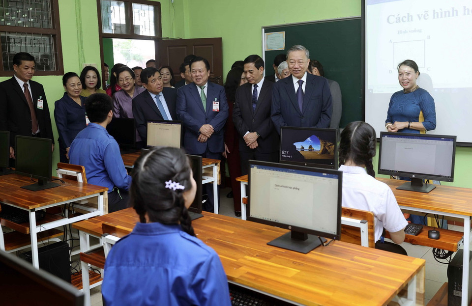 Chủ tịch nước Tô Lâm thăm phòng học máy tính của Trường song ngữ Lào-Việt Nam. (Ảnh: Nhan Sáng/TTXVN)