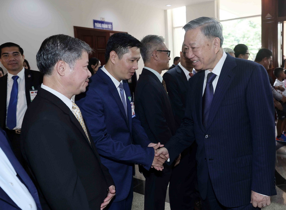 Chủ tịch nước Tô Lâm với cán bộ, nhân viên Đại sứ quán và kiều bào tại Lào. (Ảnh: Nhan Sáng/TTXVN)