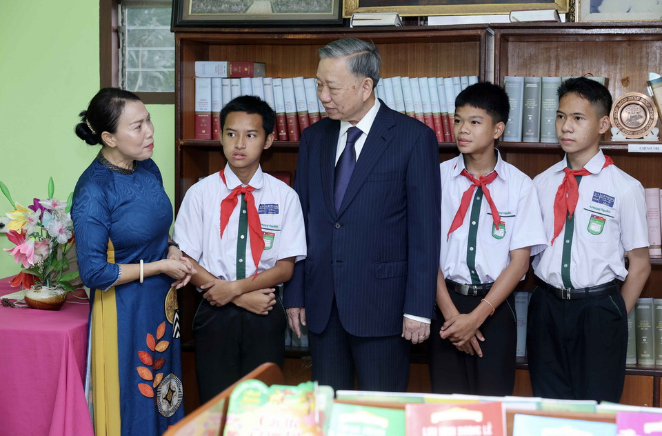 Chủ tịch nước Tô Lâm thăm thư viện của Trường song ngữ Lào-Việt Nam. (Ảnh: Nhan Sáng/TTXVN)