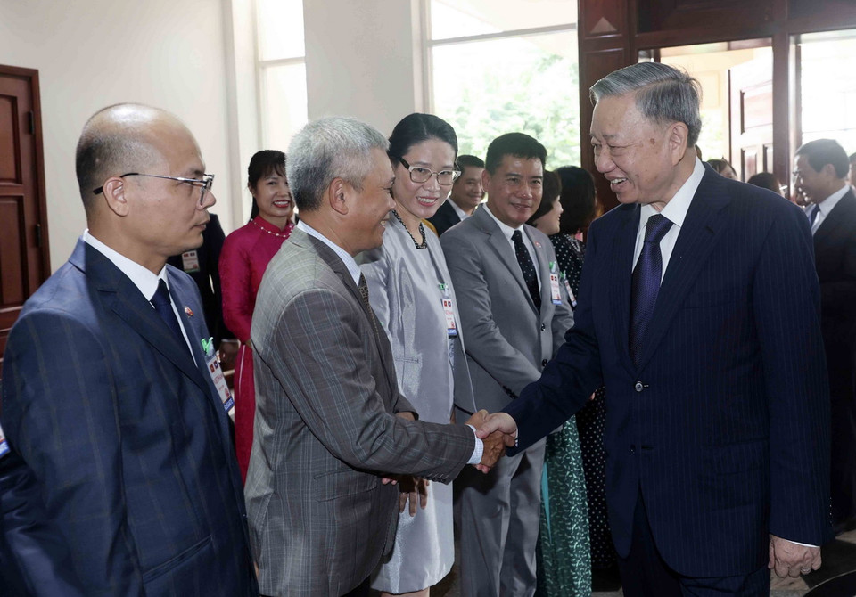 Chủ tịch nước Tô Lâm với cán bộ, nhân viên Đại sứ quán và kiều bào tại Lào. (Ảnh: Nhan Sáng/TTXVN)