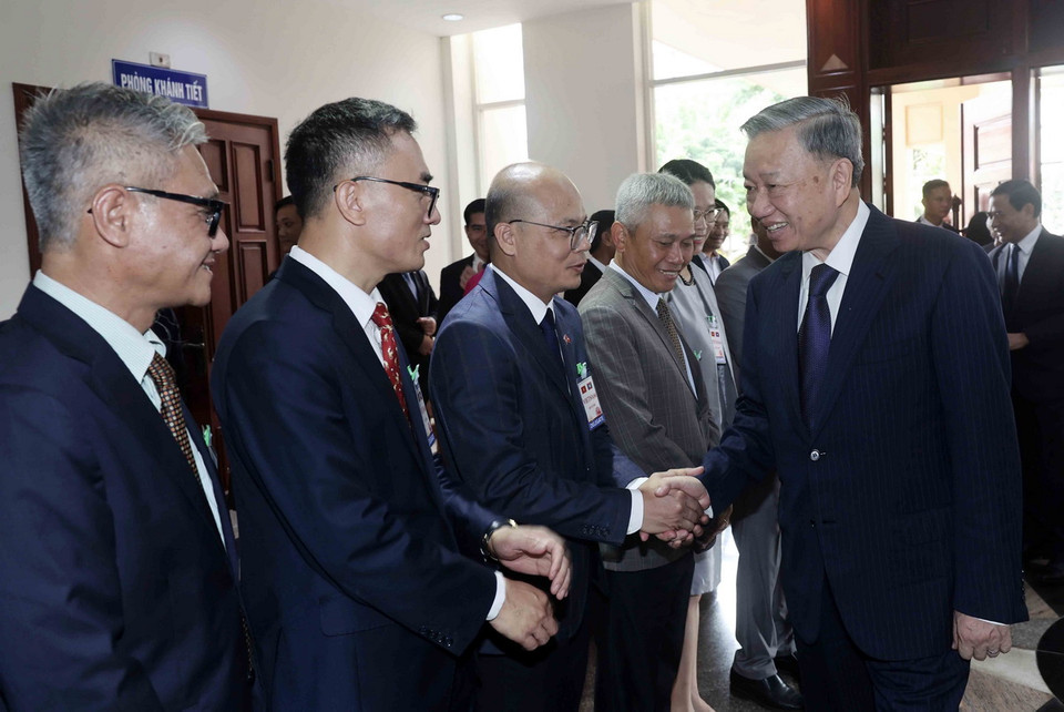 Chủ tịch nước Tô Lâm với cán bộ, nhân viên Đại sứ quán và kiều bào tại Lào. (Ảnh: Nhan Sáng/TTXVN)