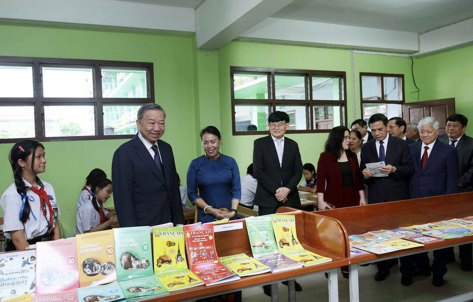 Chủ tịch nước Tô Lâm thăm thư viện của Trường song ngữ Lào-Việt Nam. (Ảnh: Nhan Sáng/TTXVN)