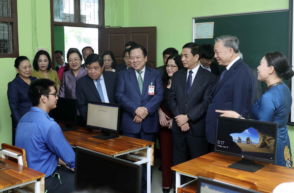 Chủ tịch nước Tô Lâm thăm phòng học máy tính của Trường song ngữ Lào-Việt Nam. (Ảnh: Nhan Sáng/TTXVN)