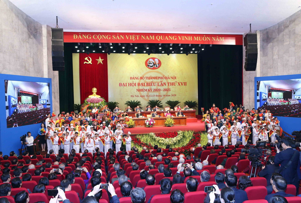 Đại diện các tầng lớp nhân dân Thủ đô chúc mừng đại hội. (Ảnh: Phương Hoa/TTXVN)