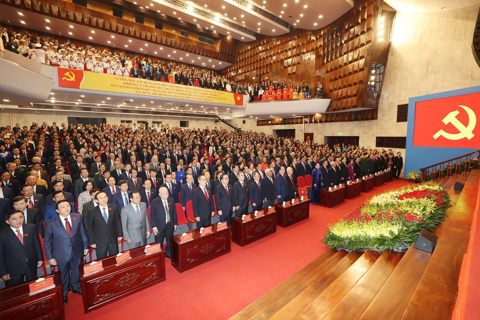 Các đồng chí lãnh đạo, nguyên lãnh đạo Đảng, Nhà nước cùng các đại biểu thực hiện nghi lễ chào cờ tại Lễ khai mạc Đại hội. (Ảnh: Trí Dũng/TTXVN)