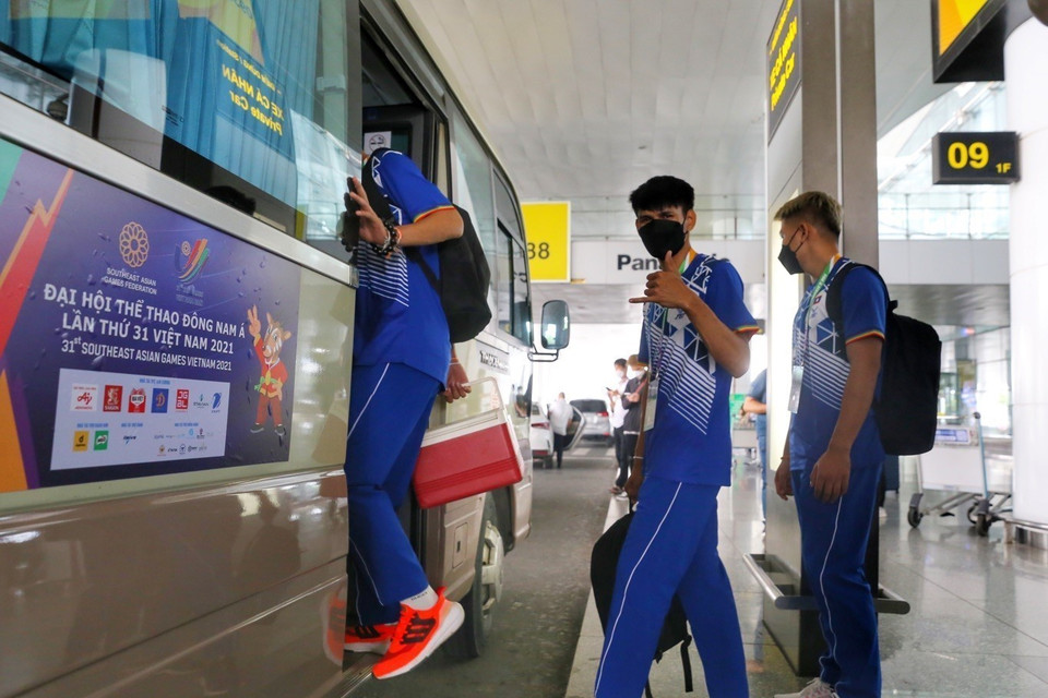 Các vận động viên Pencak Silat Lào lên xe di chuyển về khách sạn tại Hà Nội. (Ảnh: Tuấn Đức/TTXVN)