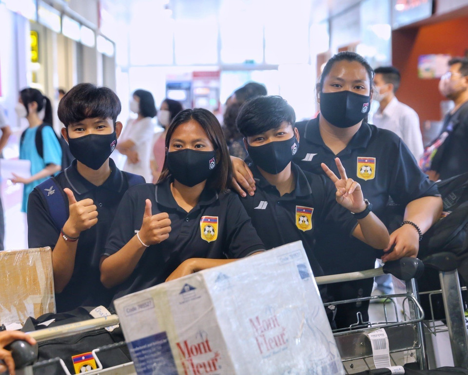 Các cầu thủ Bóng đá nữ Lào tại sân bay Nội Bài. (Ảnh: Tuấn Đức/TTXVN)