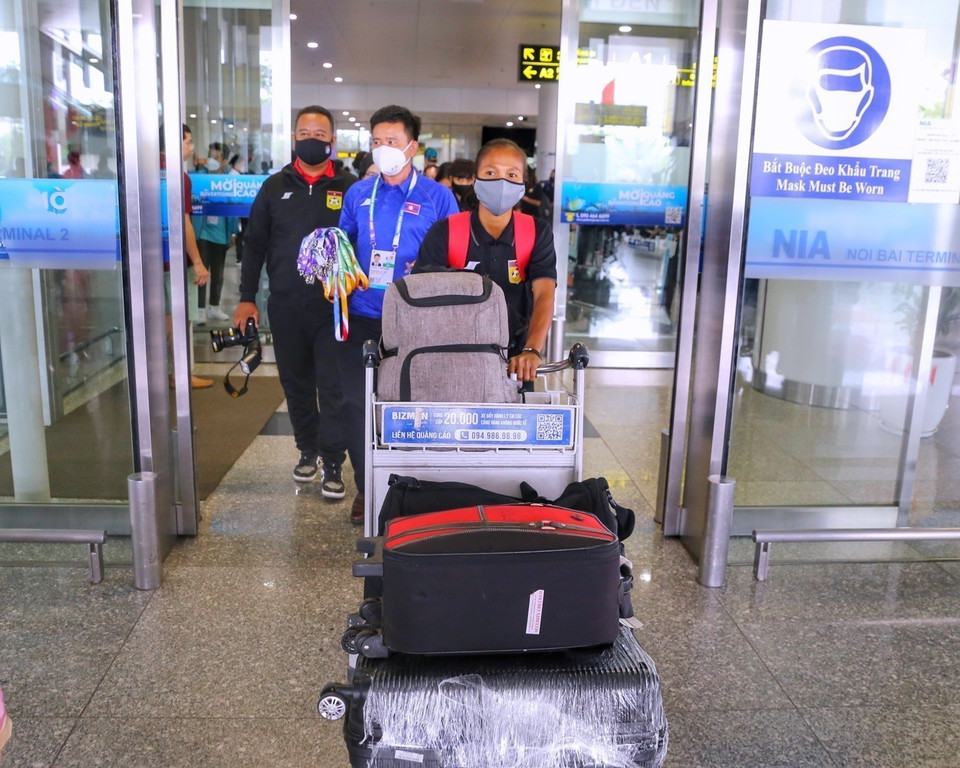 Các cầu thủ Bóng đá nữ Lào di chuyển ra xe để đến Quảng Ninh. (Ảnh: Tuấn Đức/TTXVN)