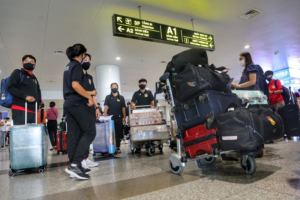 Các cầu thủ Bóng đá nữ Lào tại sân bay quốc tế Nội Bài. (Ảnh: Tuấn Đức/TTXVN)