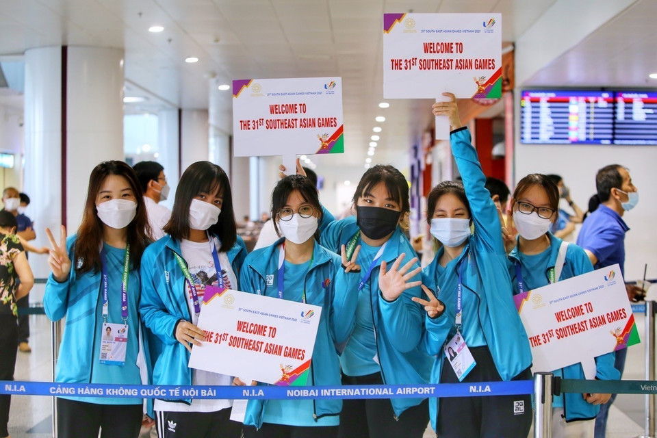 Nhóm tình nguyện viên hỗ trợ các đội tuyển đến Việt Nam. (Ảnh: Tuấn Đức/TTXVN)