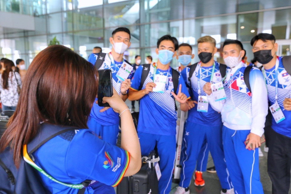 Các vận động viên Pencak Silat Lào chụp ảnh lưu niệm tại sân bay Nội Bài. (Ảnh: Tuấn Đức/TTXVN)