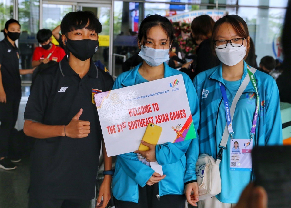 Các bạn tình nguyện viên chụp ảnh lưu niệm cùng cầu thủ đội Bóng đá nữ Lào. (Ảnh: Tuấn Đức/TTXVN)