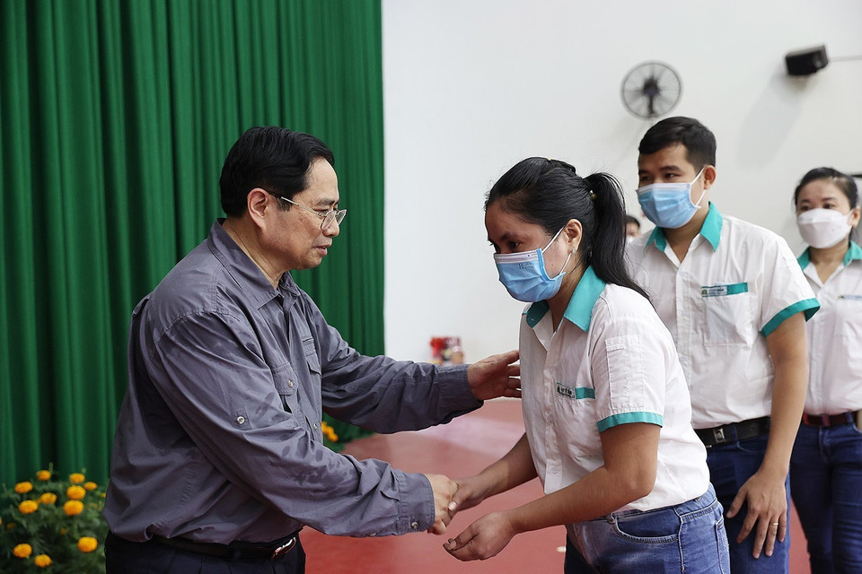 Công nhân có hoàn cảnh khó khăn Khu công nghiệp Hòa Phú nhận quà Tết. (Ảnh: Dương Giang/TTXVN)