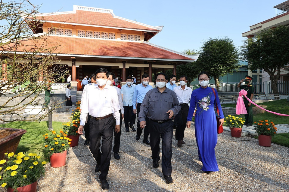 Thủ tướng Phạm Minh Chính đến dâng hương tưởng niệm tại Khu tưởng niệm cố Thủ tướng Võ Văn Kiệt. (Ảnh: Dương Giang/TTXVN)