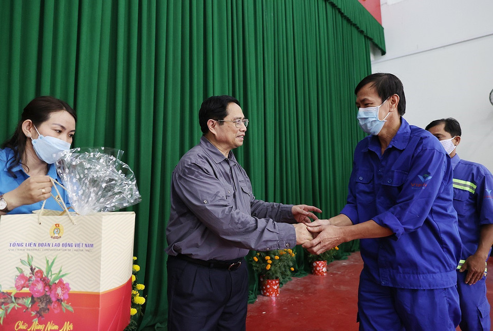 Thủ tướng Phạm Minh Chính chúc Tết công nhân. (Ảnh: Dương Giang/TTXVN)