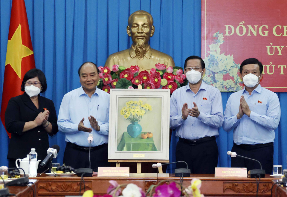 Chủ tịch nước tặng quà lưu niệm. (Ảnh: Thống Nhất/TTXVN)