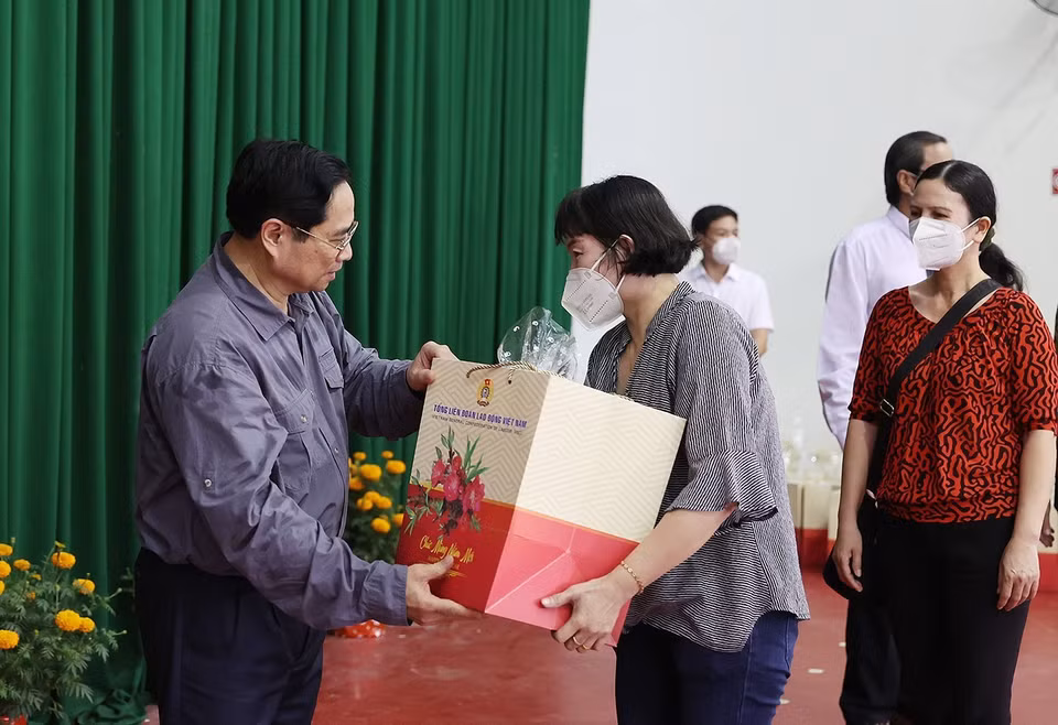 Thủ tướng trao quà Tết. (Ảnh: Dương Giang/TTXVN)