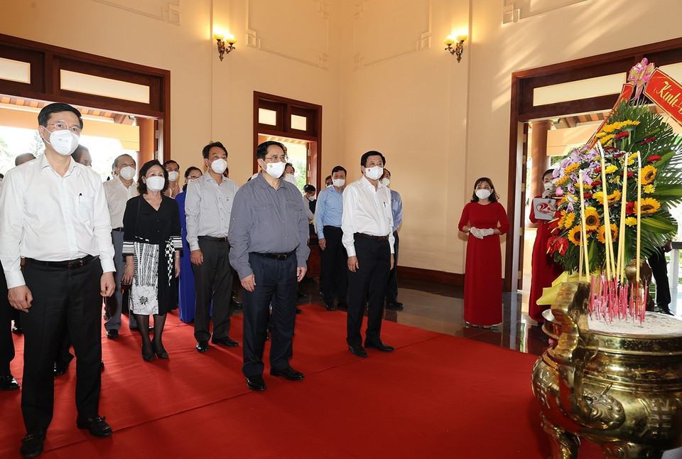 Thủ tướng tại lễ dâng hương tưởng niệm cố Thủ tướng Võ Văn Kiệt. (Ảnh: Dương Giang/TTXVN)