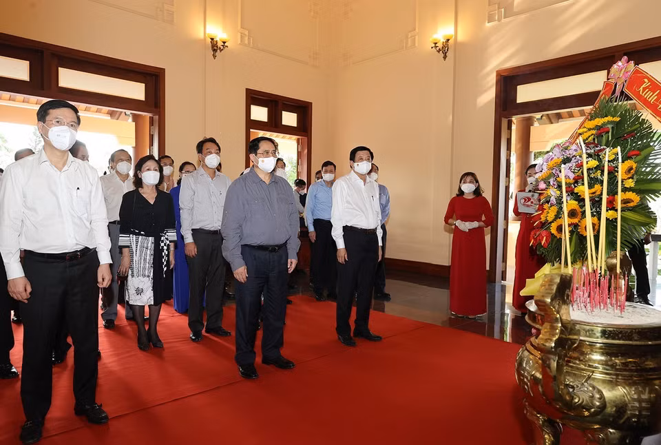 Thủ tướng tại lễ dâng hương tưởng niệm cố Thủ tướng Võ Văn Kiệt. (Ảnh: Dương Giang/TTXVN)