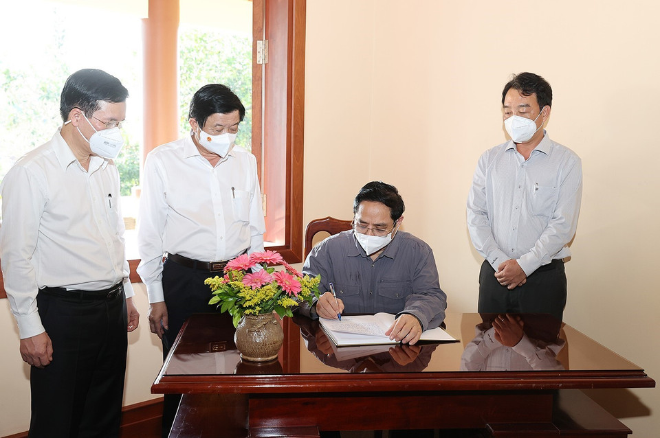 Thủ tướng viết lưu niệm tại Khu tưởng niệm cố Thủ tướng Võ Văn Kiệt. (Ảnh: Dương Giang/TTXVN)