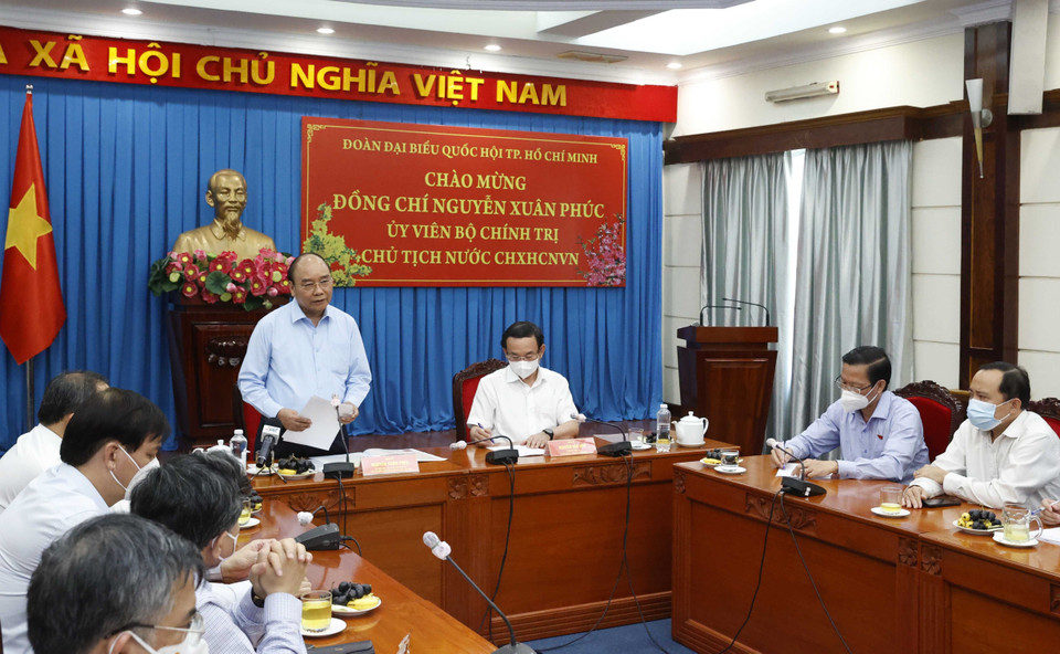 Tại buổi làm việc, Chủ tịch nước Nguyễn Xuân Phúc đề nghị Đoàn Đại biểu Quốc hội thành phố cần tăng cường giám sát, đôn đốc việc xử lý những vụ việc vi phạm pháp luật nghiêm trọng trên địa bàn, nhất là các vụ việc xâm phạm đạo đức xã hội, bạo hành trẻ em. . (Ảnh: Thống Nhất/TTXVN)