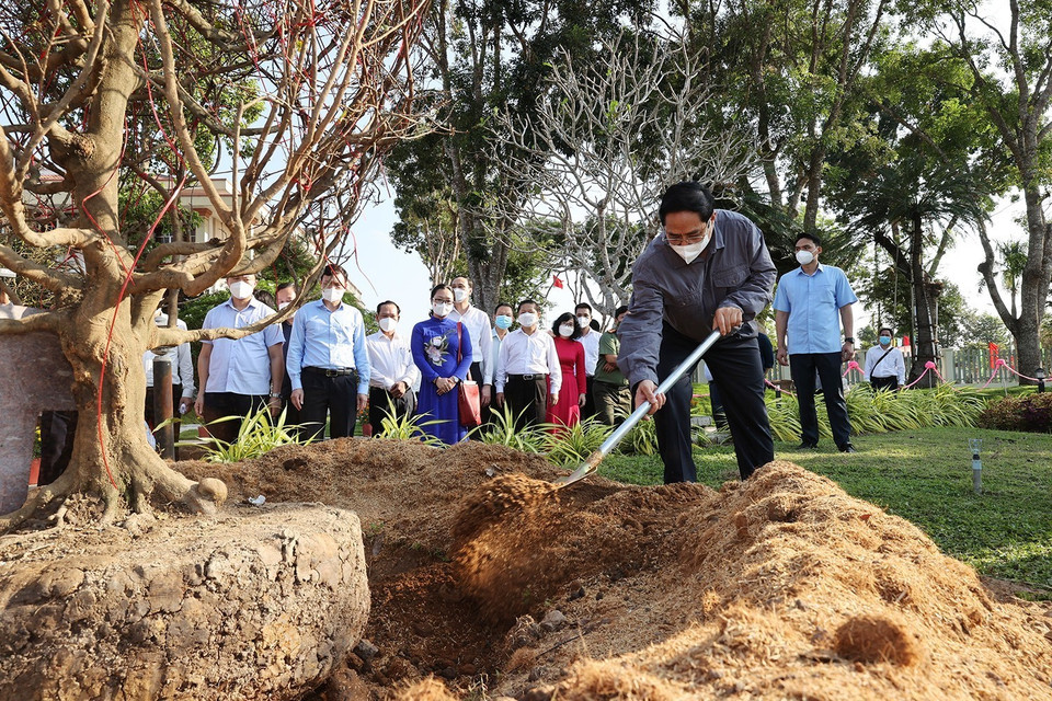 Thủ tướng Phạm Minh Chính trồng cây lưu niệm tại Khu tưởng niệm cố Thủ tướng Võ Văn Kiệt. (Ảnh: Dương Giang/TTXVN)