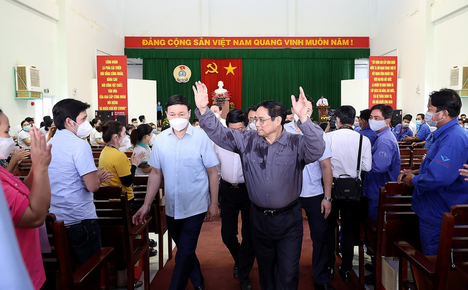 Thủ tướng Phạm Minh Chính thăm, chúc Tết công nhân có hoàn cảnh khó khăn Khu công nghiệp Hòa Phú. (Ảnh: Dương Giang/TTXVN)