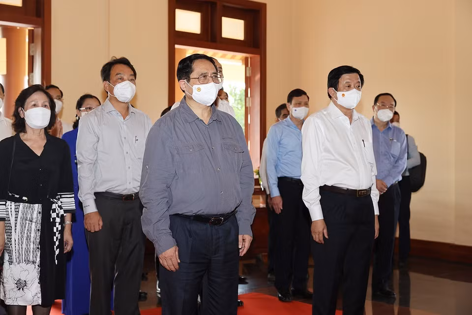 Quang cảnh lễ dâng hương. (Ảnh: Dương Giang/TTXVN)