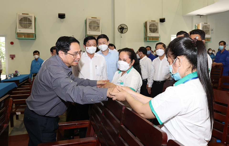 Chiều 23/1, Thủ tướng Phạm Minh Chính đến thăm, động viên, chúc Tết đoàn viên công đoàn, công nhân lao động có hoàn cảnh khó khăn, người bị ảnh hưởng bởi dịch bệnh COVID-19 tại Khu công nghiệp Hòa Phú, huyện Long Hồ, tỉnh Vĩnh Long. (Ảnh: Dương Giang/TTXVN)