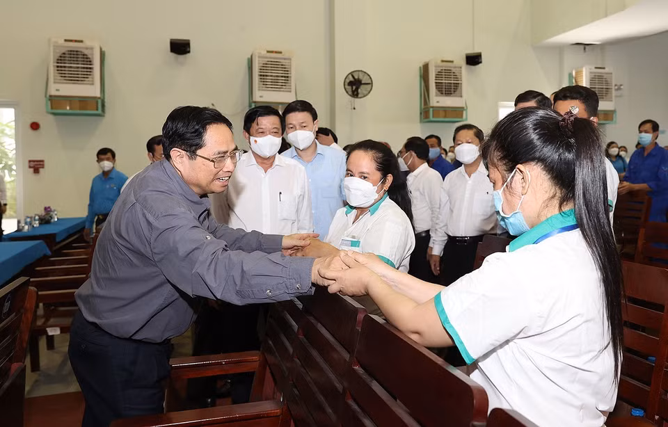 Chiều 23/1, Thủ tướng Phạm Minh Chính đến thăm, động viên, chúc Tết đoàn viên công đoàn, công nhân lao động có hoàn cảnh khó khăn, người bị ảnh hưởng bởi dịch bệnh COVID-19 tại Khu công nghiệp Hòa Phú, huyện Long Hồ, tỉnh Vĩnh Long. (Ảnh: Dương Giang/TTXVN)