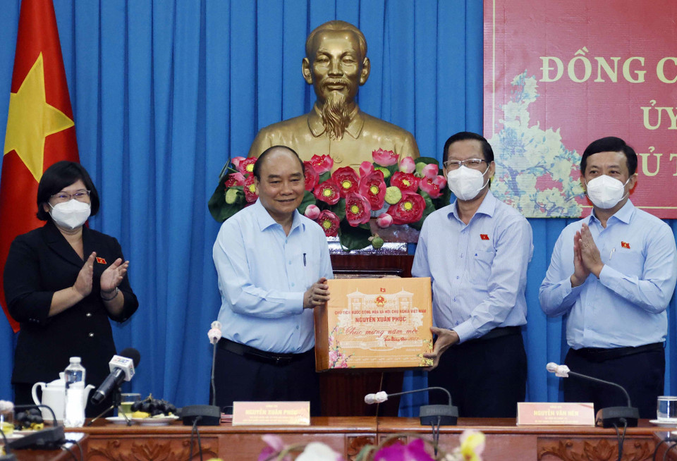 Chủ tịch nước Nguyễn Xuân Phúc tặng quà Tết. (Ảnh: Thống Nhất/TTXVN)