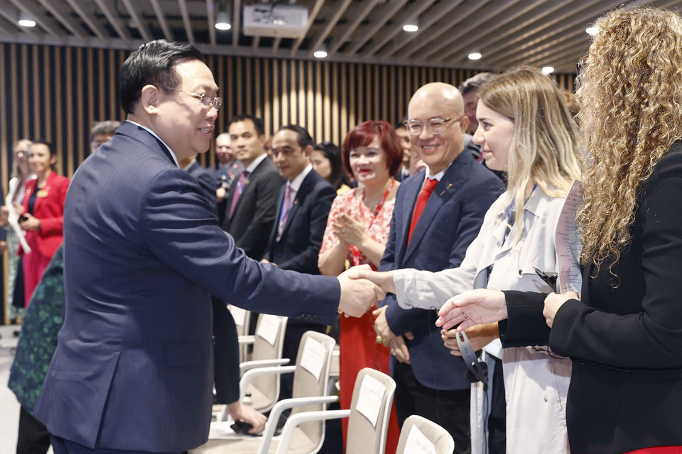 Chủ tịch Quốc hội Vương Đình Huệ với đại biểu. (Ảnh: Doãn Tấn/TTXVN)