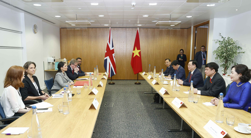 Quang cảnh buổi làm việc của Chủ tịch Quốc hội Vương Đình Huệ và Bộ trưởng Nội vụ Anh. (Ảnh: Doãn Tấn/TTXVN)