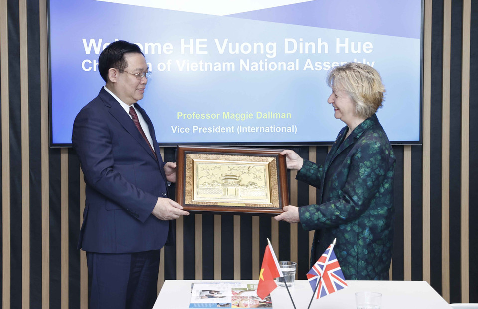 Chủ tịch Quốc hội Vương Đình Huệ tặng quà lưu niệm cho Giáo sư Maggie Dallman. (Ảnh: Doãn Tấn/TTXVN)