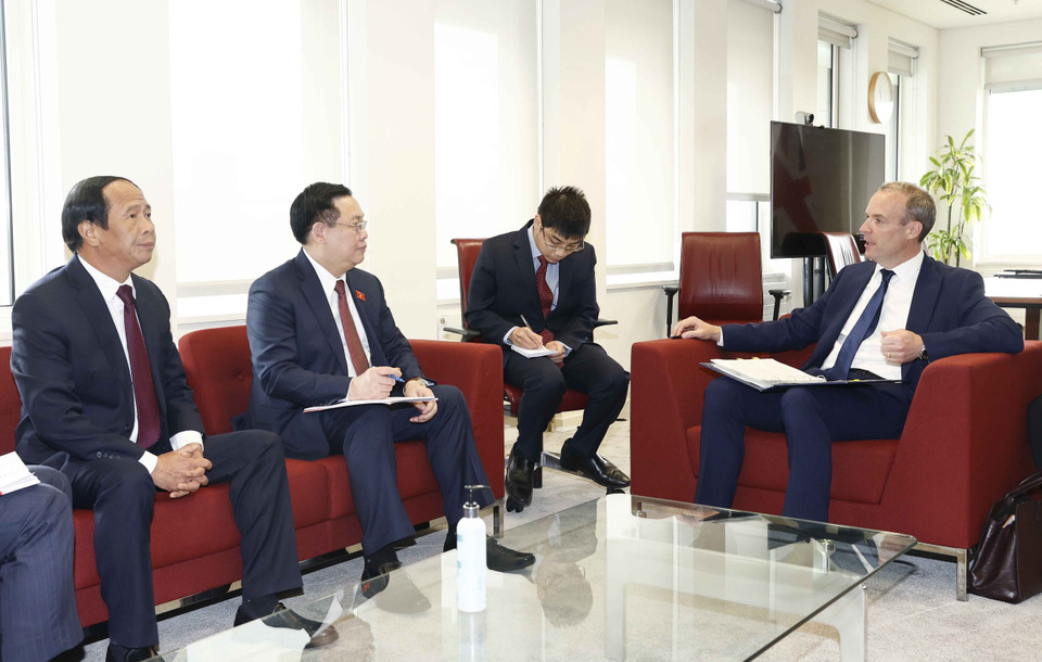 Chủ tịch Quốc hội Vương Đình Huệ làm việc với Phó Thủ tướng, Bộ trưởng Tư pháp Anh Dominic Raab. (Ảnh: Doãn Tấn/TTXVN)