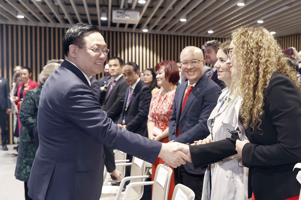 Tại trụ sở Trường Imperial College London, Chủ tịch Quốc hội Vương Đình Huệ dự Tọa đàm hợp tác giáo dục Việt Nam-Anh. (Ảnh: Doãn Tấn/TTXVN)