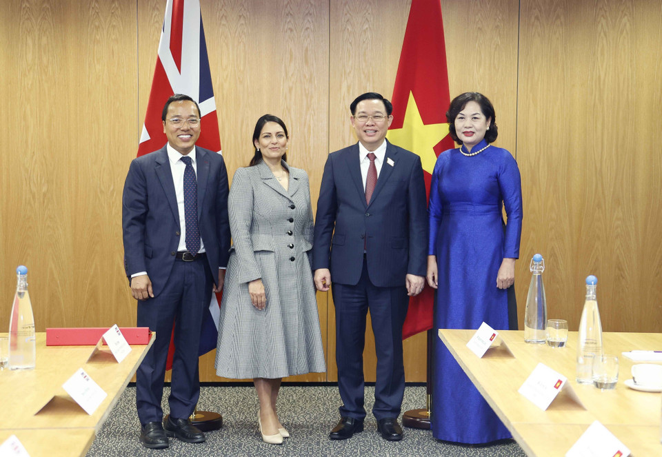 Chủ tịch Quốc hội Vương Đình Huệ và Bộ trưởng Nội vụ Anh Priti Patel, Thống đốc Ngân hàng Nhà nước Nguyễn Thị Hồng và Đại sứ Việt nam tại Anh Nguyễn Hoàng Long chụp ảnh chung. (Ảnh: Doãn Tấn/TTXVN)