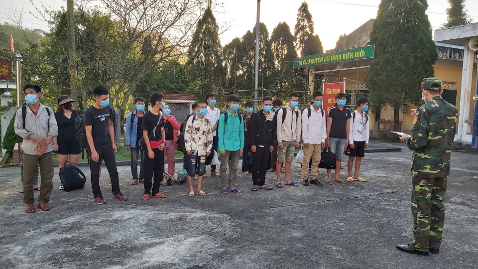 Ngày 27/7/2020, lực lượng biên phòng Xín Cái (Hà Giang) phát hiện tạm giữ nhóm người xuất cảnh trái phép. (Ảnh: TTXVN)