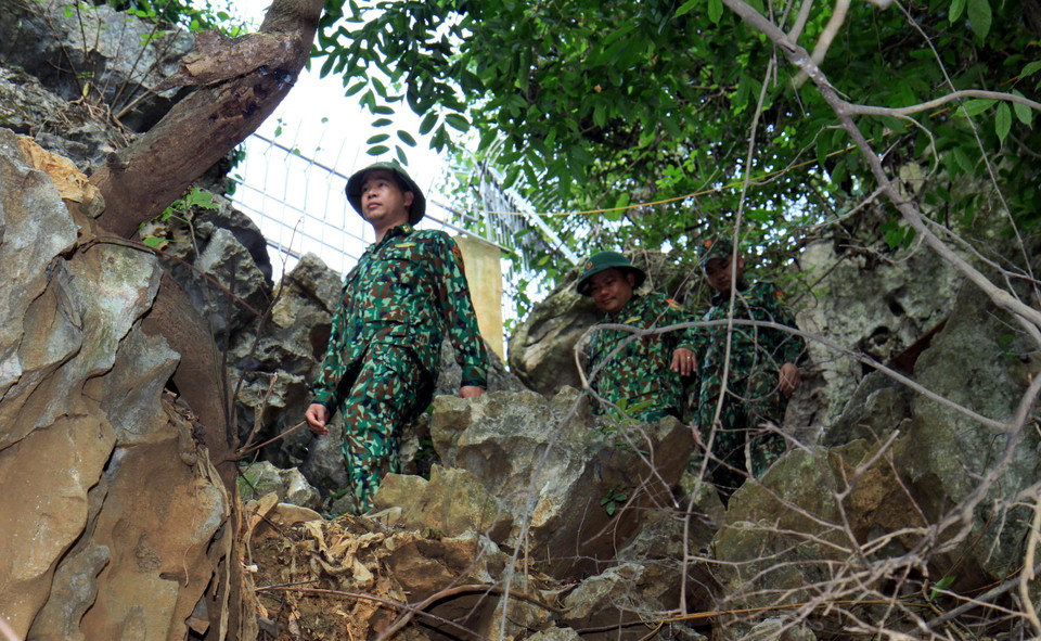 Cán bộ, chiến sỹ Trạm Biên phòng Cốc Nam (Đồn Biên phòng Tân Thanh) tuần tra kiểm soát biên giới, nhằm ngăn chặn các đối tượng xuất nhập cảnh trái phép. (Ảnh: TTXVN)