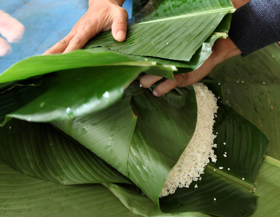 Đặc trưng của bánh chưng Tranh Khúc là gói bánh 8 góc. Mặc dù gói bằng tay nhưng chiếc bánh vẫn đảm bảo vuông vắn, sắc cạnh và đều tăm tắp. (Ảnh: Trần Việt/TTXVN)