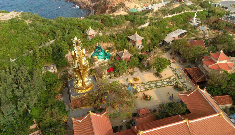 Một tượng quay về phía Nam đó là Quan Thế Âm Kiết Tường phù trợ cho rừng vàng, một tượng quay về phía Bắc là Quan Thế Âm Nam Hải phù trợ cho biển bạc. Trong ảnh: Tượng Phật đôi Quan Âm nằm trong khuôn viên tịnh xá Ngọc Hòa. (Ảnh: Nhật Anh/TTXVN)