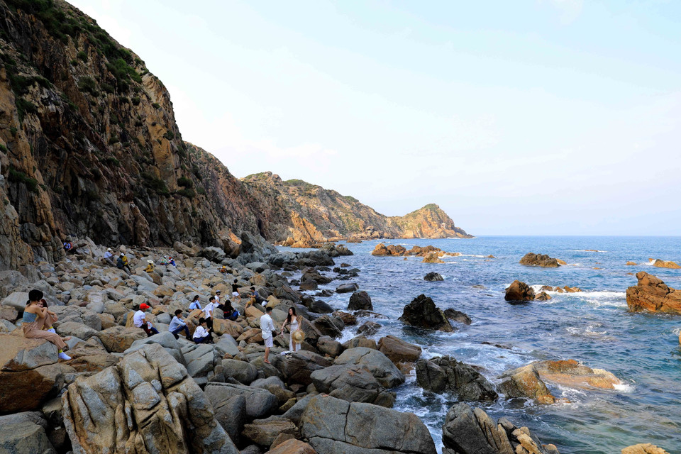 Bãi đá Đẻ hút du khách mỗi lần đến khám phá Eo Gió. (Ảnh: Nhật Anh/TTXVN)