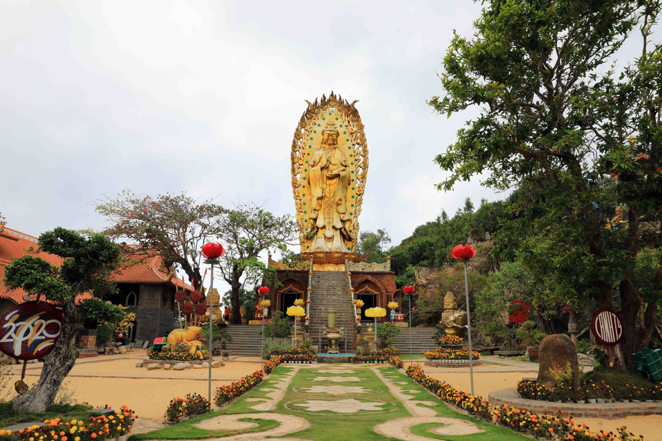 Tượng đôi Phật Bà Quan Âm là kiến trúc nổi bật của Tịnh xá Ngọc Hòa (thuộc Bãi Bấc, Nhơn Lý, Quy Nhơn, Bình Định) được xây dựng từ năm 1960. Trong ảnh: Tượng Phật đôi Quan Âm nằm trong khuôn viên tịnh xá Ngọc Hòa. (Ảnh: Nhật Anh/TTXVN)