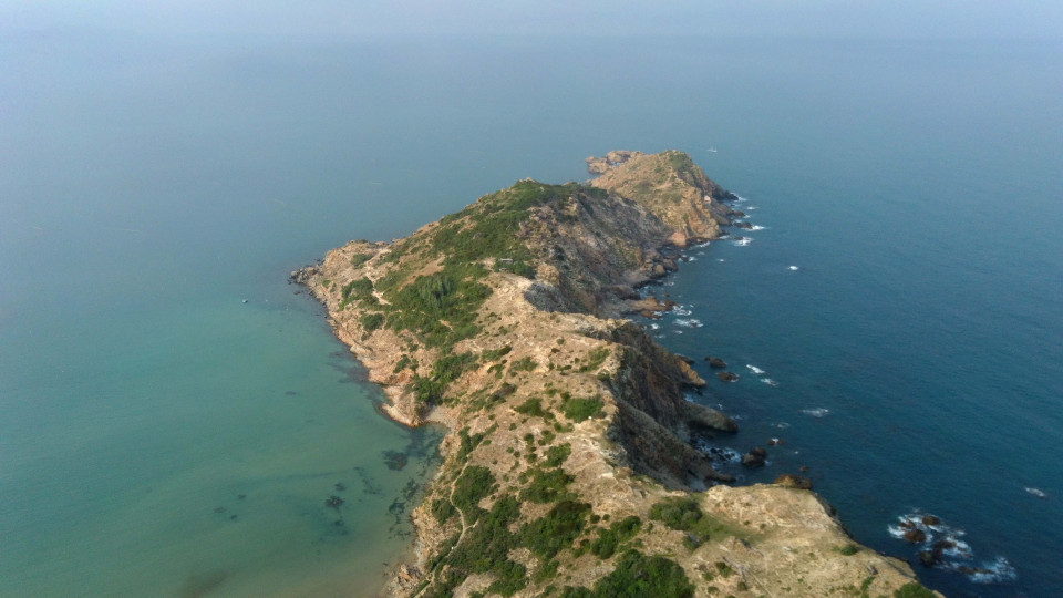 Thuộc địa phận xã Nhơn Lý, chỉ cách thành phố Quy Nhơn, tỉnh Bình Định khoảng 20km, Eo Gió là một địa điểm du lịch nổi tiếng hấp dẫn du khách bởi với vẻ đẹp thiên nhiên hoang sơ mà không kém phần hài hòa của sông nước, mây trời và núi non hội tụ. Trong ảnh: Những mỏm núi nhô ra biển hình thành nên Eo Gió. (Ảnh: Nhật Anh/TTXVN)