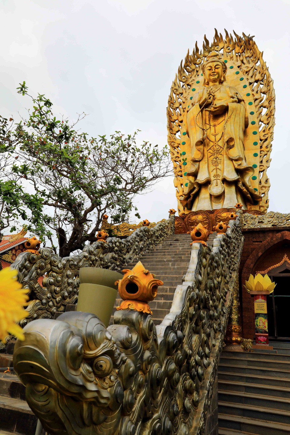 Tượng Phật đôi Quan Âm cao gần 30m nằm trong khuôn viên tịnh xá Ngọc Hòa. (Ảnh: Nhật Anh/TTXVN)