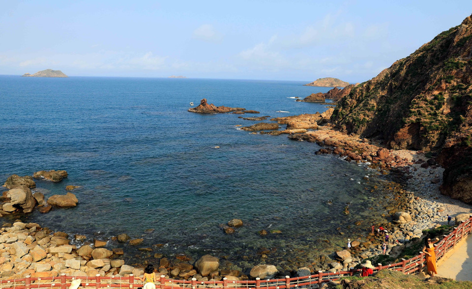 Du khách được hòa mình vào thiên nhiên với vẻ đẹp hoang sơ của Eo Gió. (Ảnh: Nhật Anh/TTXVN)